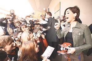 Перед редакцией «дикого ангела» встречала толпа фанатов.