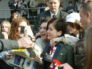 У входа в редакцию Наталию Орейро ожидала целая толпа фанатов.
