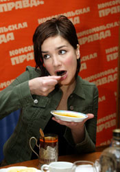 Перед разговором с читателями Наташа прогревала горло медом.